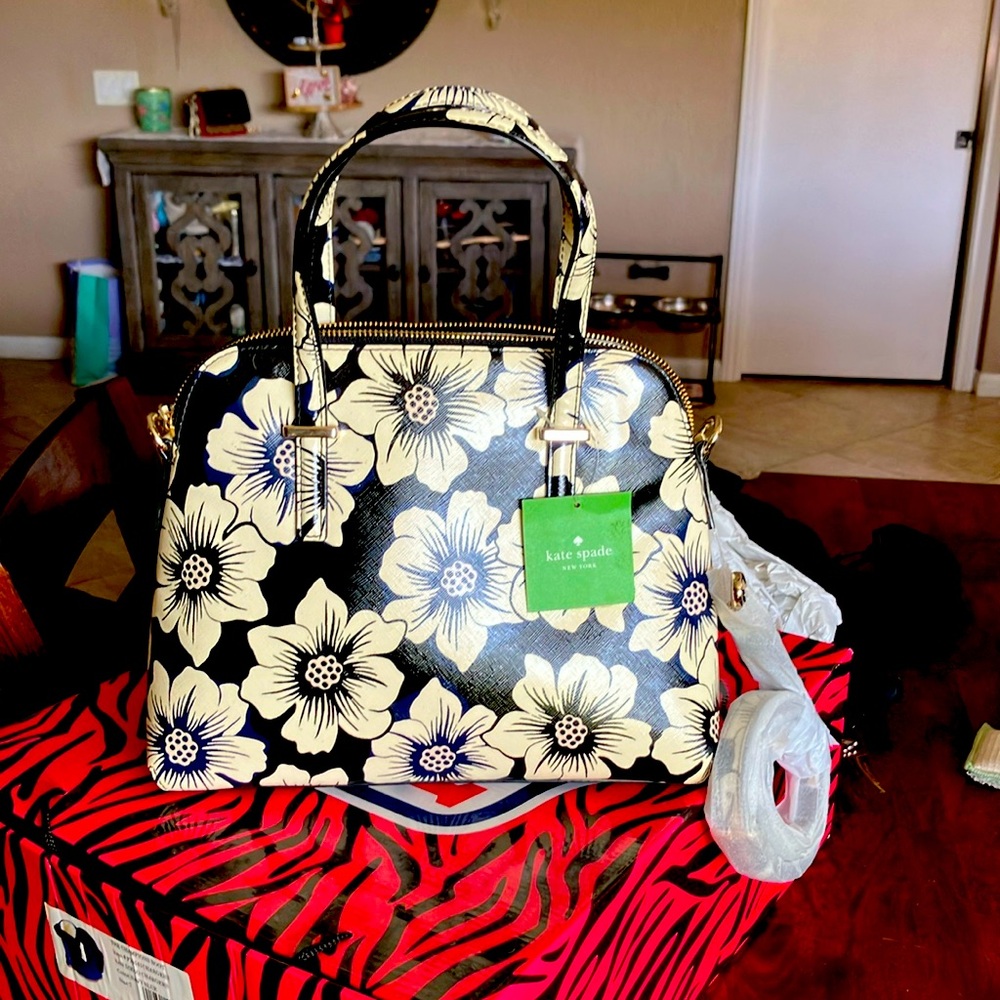 Kate Spate Cedar Street handbag  black and crème. This is beautiful NWT